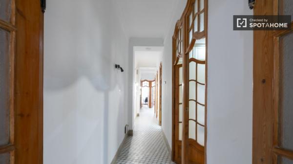 Room for rent in 7-bedroom apartment in Valencia