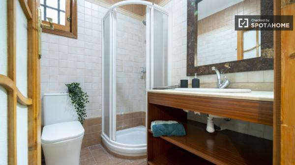 Room for rent in 7-bedroom apartment in Valencia