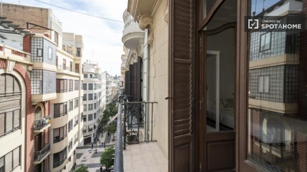 Room for rent in 7-bedroom apartment in Valencia