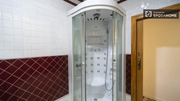 Room for rent in 7-bedroom apartment in Valencia