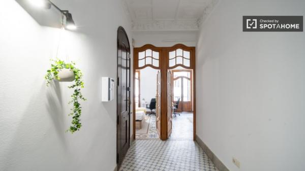 Room for rent in 7-bedroom apartment in Valencia