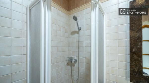 Room for rent in 7-bedroom apartment in Valencia