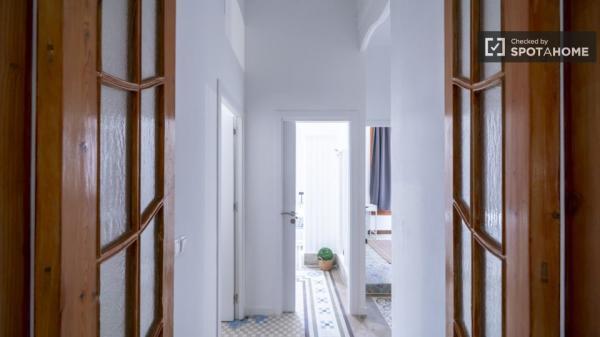 Room for rent in 7-bedroom apartment in Valencia